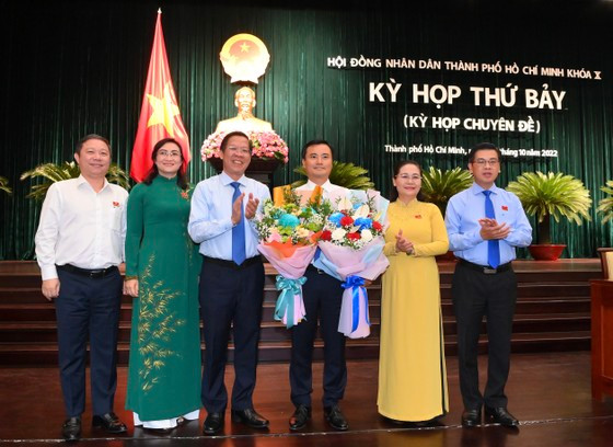 Các đồng chí lãnh đạo TPHCM tặng hoa chúc mừng đồng chí Bùi Xuân Cường. Ảnh: VIỆT DŨNG