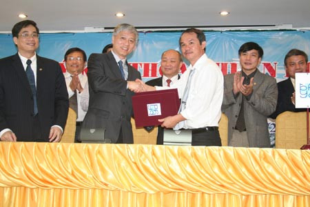 Lễ ký kết giữa Tập đoàn HAGL và Bệnh viện Đại học Y Dược TP. Hồ Chí Minh. Lễ ký kết giữa Tập đoàn HAGL và Bệnh viện Đại học Y Dược TP. Hồ Chí Minh.