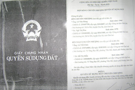 Giấy CNQSDĐ hết giá trị của Lê Văn Hùng. Ảnh: N.N Giấy CNQSDĐ hết giá trị của Lê Văn Hùng. Ảnh: N.N