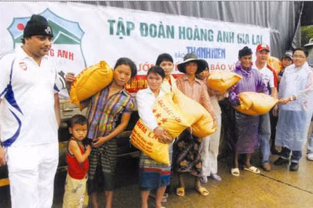 Tham gia cứu trợ đồng bào lũ lụt miền Trung Tham gia cứu trợ đồng bào lũ lụt miền Trung