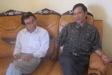 Nghệ nhân A Thút (phải) và tác giả. Ảnh: Đăng Vương