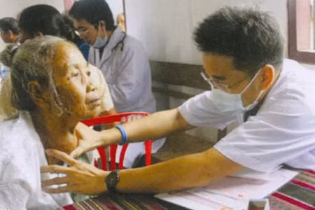 Khám chữa bệnh cho đồng bào nghèo nước bạn Lào Khám chữa bệnh cho đồng báo nghèo nước bạn Lào