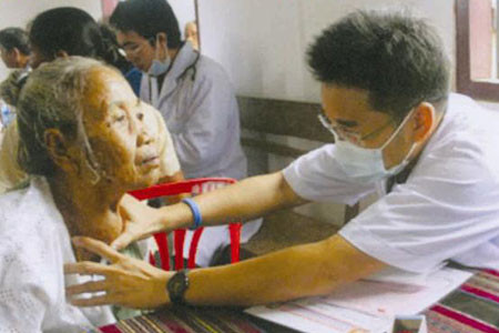 Khám chữa bệnh cho đồng bào nghèo nước bạn Lào Khám chữa bệnh cho đồng báo nghèo nước bạn Lào