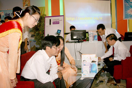 Tìm hiểu công nghệ mới. Ảnh: Nguyễn Dung Tìm hiểu công nghệ mới. Ảnh: Nguyễn Dung