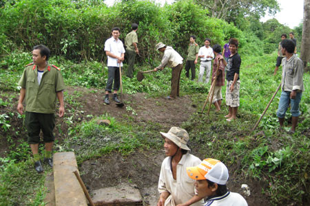 Dọn vệ sinh giọt nước. Ảnh: Hoàng Minh