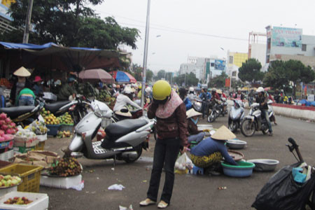 Chợ tràn cả xuống lòng đường trước Siêu thị Vinatex. Ảnh: Phương Dung 