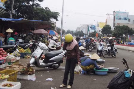 Chợ tràn cả xuống lòng đường trước Siêu thị Vinatex. Ảnh: Phương Dung 