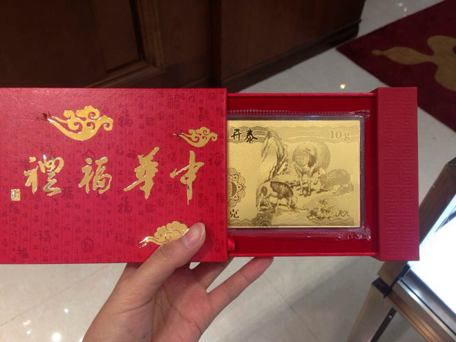 “Loại 10g, khắc hình ba con cừu tượng trưng cho câu chúc Tam Dương Khai Thái là mẫu bán chạy nhất ở cửa hàng chúng tôi