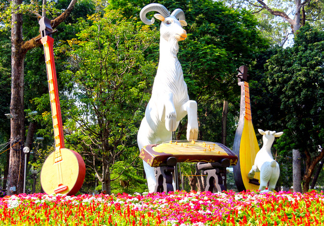 Ở cổng phía đường Nguyễn Thị Minh Khai, mở đầu Hội hoa xuân cũng là hình ảnh của linh vật năm Ất Mùi với 2 chú dê đang chơi đàn trên đồi hoa.