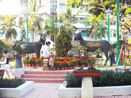 Con Dê - con giáp của năm Ất Mùi xuất hiện tại Hội hoa Xuân Nha Trang.