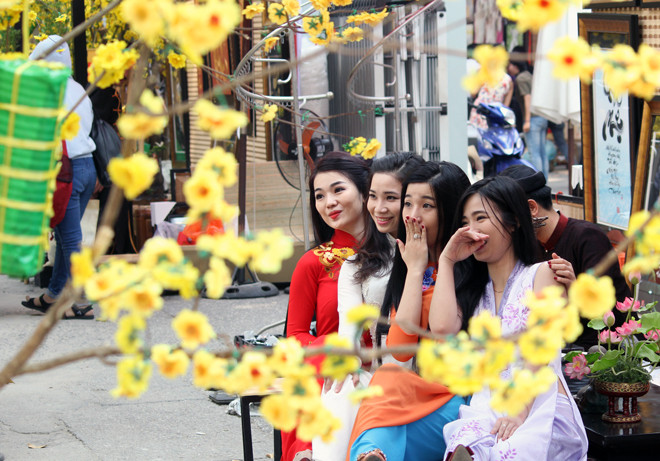 Đường hoa Tết Hàm Nghi đang thi công nên khu vực Phạm Ngọc Thạch, Lê Duẩn thành điểm vui chơi của đông đảo bạn trẻ.