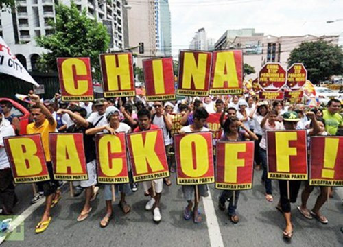  Người Philippines trong một cuộc biểu tình phản đối Trung Quốc về biển Đông