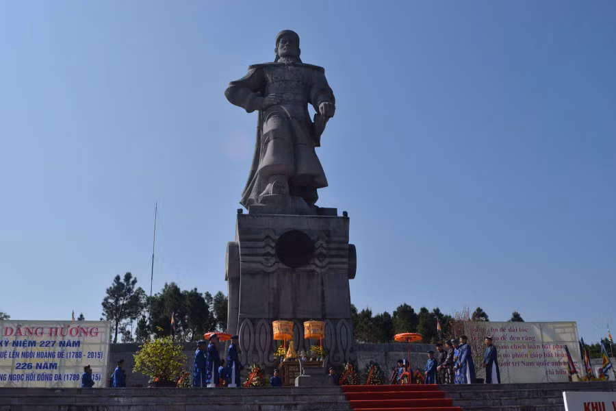 Trang nghiêm lễ dâng hương kỷ niệm 227 năm Nguyễn Huệ lên ngôi Hoàng đế và 226 năm chiến thắng Ngọc Hồi-Đống Đa tại Khu tưởng niệm Anh hùng dân tộc Quang Trung.