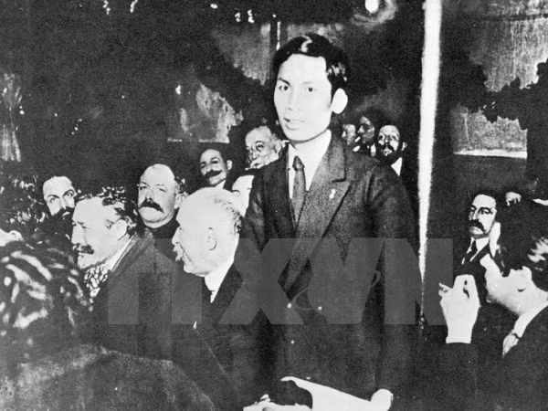 Tháng12-1920, tại Đại hội lần thứ XVIII Đảng Xã hội Pháp họp tại Tours, với tư cách là đại biểu Đông Dương, Nguyễn Ái Quốc đã quyết định sự lựa chọn chính trị của mình và dân tộc đi theo con đường của Lê-nin. Ảnh tư liệu