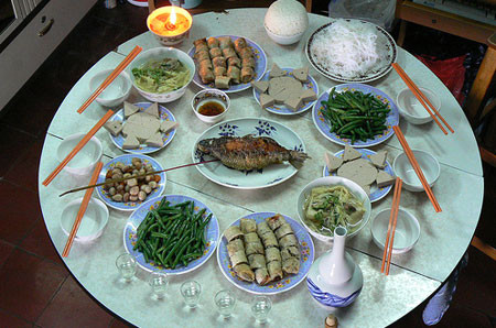 Mâm cỗ cúng ông Công ông Táo ngày 23 tháng Chạp.