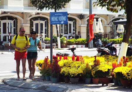 Du khách quốc tế khám phá Tết của người Việt trên đường phố Nha Trang.