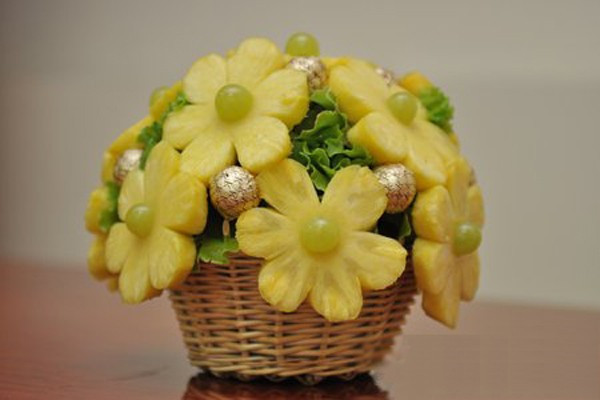  Quả dứa được cắt tỉa thành những bông hoa xinh xắn.