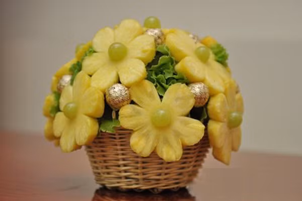  Quả dứa được cắt tỉa thành những bông hoa xinh xắn.