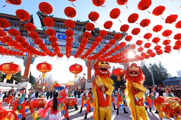 Các nghệ sĩ biểu diễn trong sự kiện lễ hội mừng xuân tại một công viên ở thủ đô Bắc Kinh, Trung Quốc vào ngày 18-2.