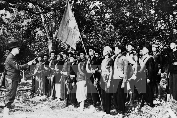 Ngày 22-12-1944, dưới sự lãnh đạo của Đảng và Bác Hồ, tại khu rừng Trần Hưng Đạo ở châu Nguyên Bình, Cao Bằng (nay thuộc xã Tam Kim, huyện Nguyên Bình, tỉnh Cao Bằng), Đội Việt Nam Tuyên truyền Giải phóng quân được thành lập gồm 34 chiến sĩ do đồng chí Võ Nguyên Giáp phụ trách. Ảnh tư liệu Ngày 22-12-1944, dưới sự lãnh đạo của Đảng và Bác Hồ, tại khu rừng Trần Hưng Đạo ở châu Nguyên Bình, Cao Bằng (nay thuộc xã Tam Kim, huyện Nguyên Bình, tỉnh Cao Bằng), Đội Việt Nam Tuyên truyền Giải phóng quân được thành lập gồm 34 chiến sĩ do đồng chí Võ Nguyên Giáp phụ trách. Ảnh tư liệu