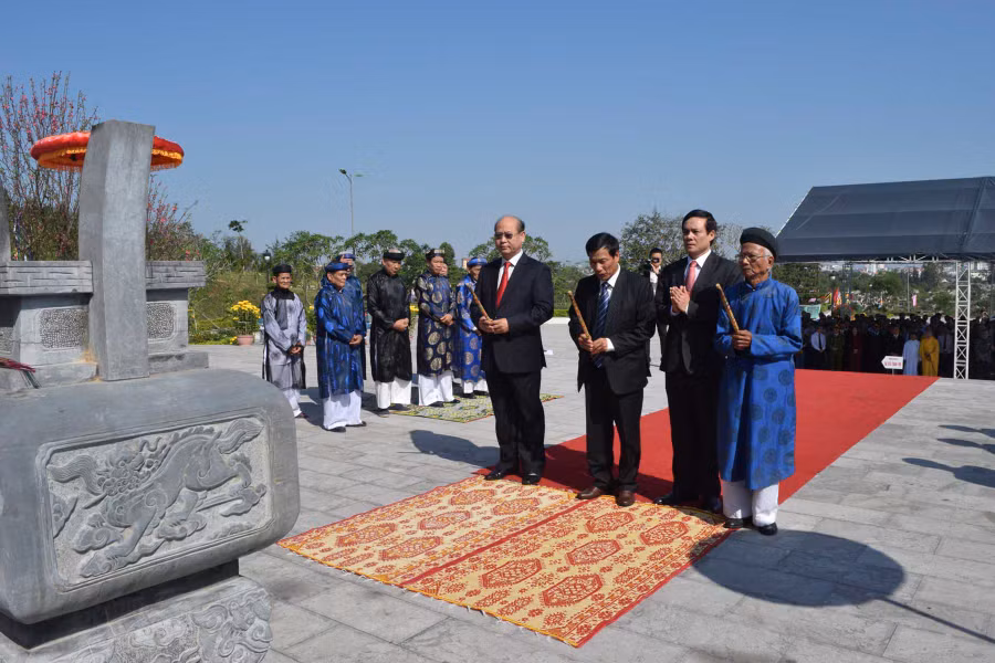 Phó Chủ tịch Trung ương MTTQ Lê Bá Trình cùng lãnh đạo tỉnh Thừa Thiên-Huế tại lễ dâng hương kỷ niệm 227 năm Nguyễn Huệ lên ngôi Hoàng đế và 226 năm chiến thắng Ngọc Hồi-Đống Đa.