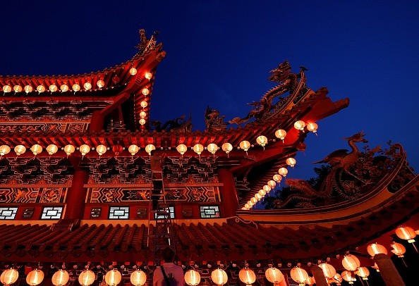 Một công nhân đang sửa lại những lồng đèn đỏ trang trí ở chùa Thean Hou, Malaysia, trước đêm giao thừa.