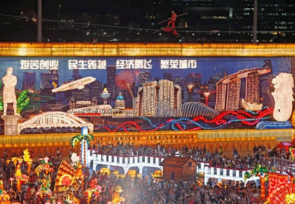 Một buổi biểu diễn xiếc diễn ra tại Vịnh Marina, Singapore. Singapore tổ chức nhiều hoạt động giải trí, lễ hội để chào đón Tết Âm lịch. Năm 2015 cũng đánh dấu 50 năm Singapore trở thành nước độc lập.