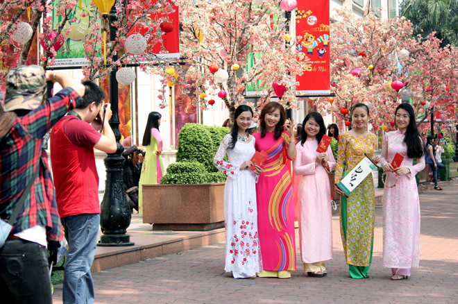 "Những ngày này còn có bạn bè đi chụp hình, chơi chung vui lắm. Cận Tết nhiều đứa phải về quê không hội họp được", Huyền Trang, nhân viên văn phòng cho biết.