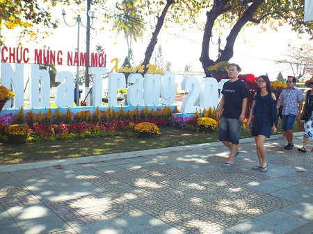 Du khách nước ngoài tản bộ trên đường phố Nha Trang ngày giáp Tết.