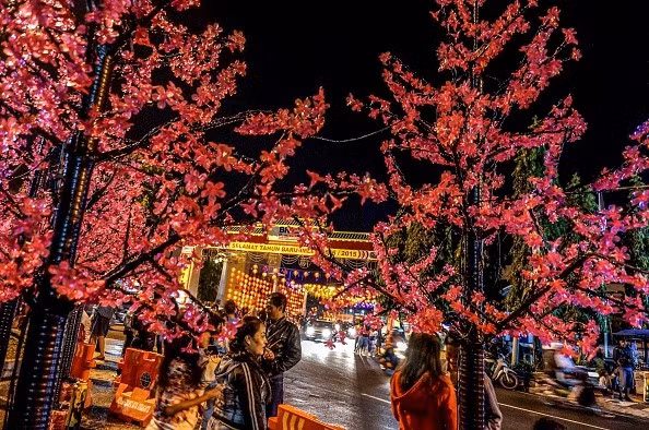 Khu phố người Hoa ở Surakarta, Indonesia, trang hoàng rực rỡ trong sắc đỏ vào những ngày giáp Tết.