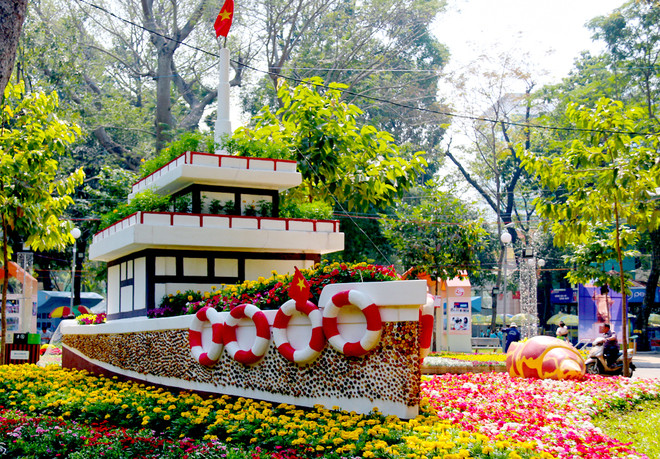 Bên phải trục chính là khu vực biển đảo có thông điệp phát triển kinh tế biển với hình ảnh đoàn thuyền đánh cá đang thả lưới được kết bằng hoa rực rỡ cùng nhiều mô hình thủy sản từ biển.