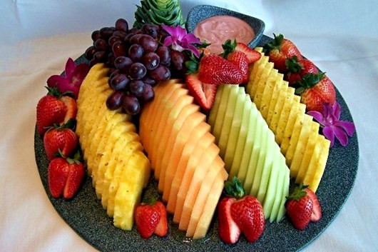 Chỉ cần bạn tỉ mỉ và khéo tay một tý là có thể trang trí được đĩa hoa quả đẹp như thế này.