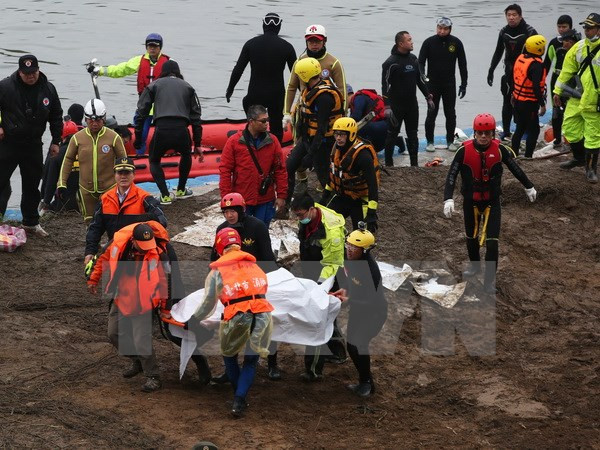  Lực lượng cứu hộ chuyển thi thể nạn nhân vụ tai nạn trên bờ sông Cơ Long, Đài Bắc.