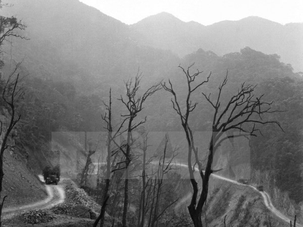 Đường Trường Sơn, con đường nối liền Bắc-Nam, là biểu tượng oai hùng của sức mạnh đoàn kết chiến đấu của quân dân cả nước trong cuộc kháng chiến chống Mỹ cứu nước. Đường Trường Sơn, con đường nối liền Bắc-Nam, là biểu tượng oai hùng của sức mạnh đoàn kết chiến đấu của quân dân cả nước trong cuộc kháng chiến chống Mỹ cứu nước.