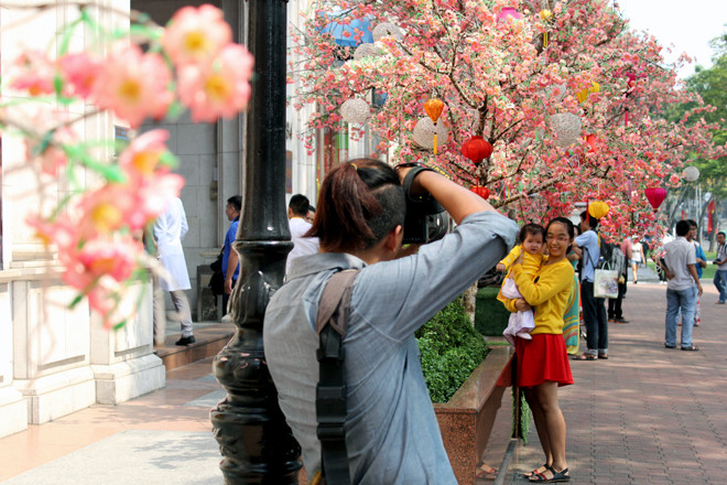 Ngày nghỉ cuối tuần cũng là cơ hội để nhiều gia đình đưa nhau đi chơi, chụp hình.