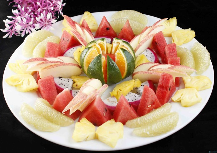  Bạn có thể phối màu hài hòa cho đĩa hoa quả.