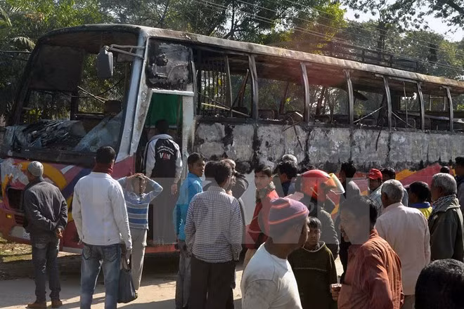 Hiện trường một vụ tấn công bằng bom xăng tại Bangladesh.