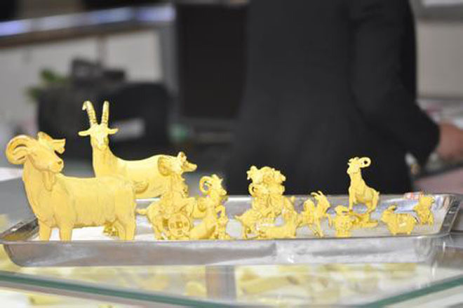 Ngoài tiền vàng, người Trung Quốc còn tặng nhau vật trưng bày, trang sức hình con dê với hy vọng có một năm mới tốt lành.