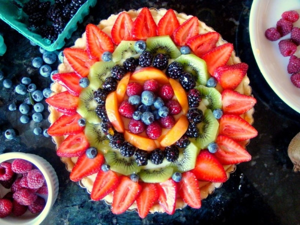 Những quả dâu tây được bổ đôi và xếp xung quanh đĩa trông thật đẹp mắt.