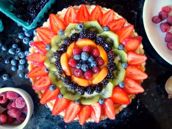 Những quả dâu tây được bổ đôi và xếp xung quanh đĩa trông thật đẹp mắt.