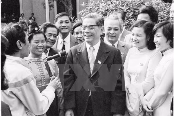 Tổng Bí thư Nguyễn Văn Linh với các đại biểu dự Đại hội Đảng VI - Đại hội “Đổi mới” của Việt Nam (diễn ra tại Hà Nội từ ngày 15 đến 18-12-1986) với chủ đề “Hoạch định đường lối đổi mới toàn diện, sâu sắc và triệt để”.