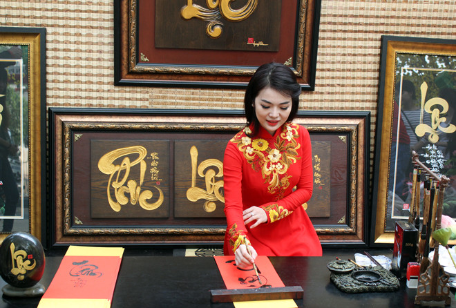 Nhiều bạn trẻ mượn tạm gian hàng của ông đồ để tạo dáng.