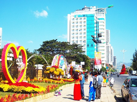 Đường Trần Phú, tuyến đường đẹp nhất Nha Trang rực rỡ chào Xuân Ất Mùi 2015.
