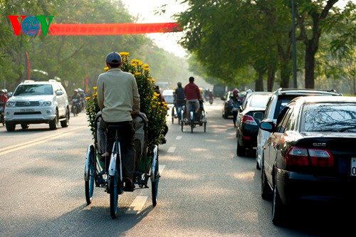 Chở hoa đến cho khách đặt hàng.