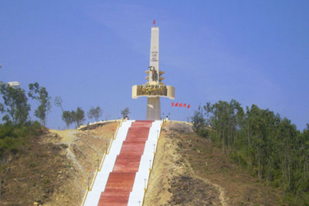 Tượng đài chiến thắng Núi Thành.