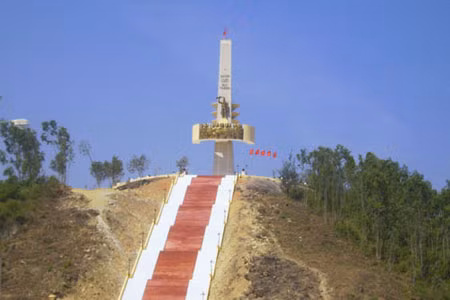 Tượng đài chiến thắng Núi Thành.