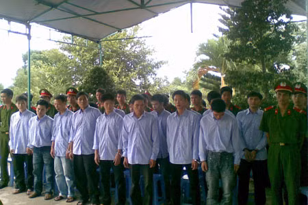 Các đối tượng tại tòa. Ảnh: Lê Anh