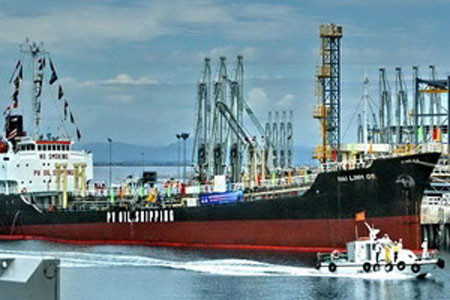  Theo TTXVN Tàu tiếp nhận sản phẩm thương mại tại Cảng xuất, Nhà máy lọc dầu Dung Quất.