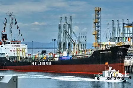  Theo TTXVN Tàu tiếp nhận sản phẩm thương mại tại Cảng xuất, Nhà máy lọc dầu Dung Quất.