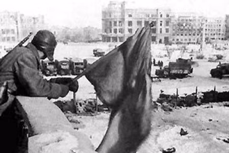 Ảnh tư liệu: Hồng quân vẫy cờ sau chiến thắng.